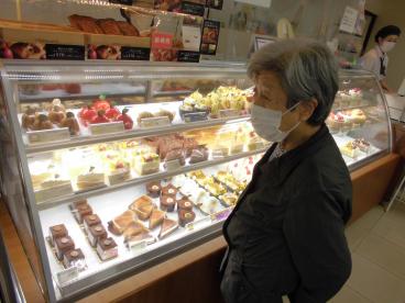 比々多神社とケーキ屋さん ツクイ伊勢原高森グループホーム グループホーム 介護のことならツクイ