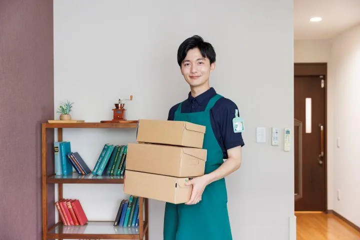 荷物を持っている男性スタッフ