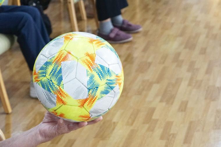 サッカーボールで楽しむ室内で行う認知症予防プログラム 本社 介護のことならツクイ サッカーボールで楽しむ室内で行う認知症予防プログラム 本社 介護のことならツクイ