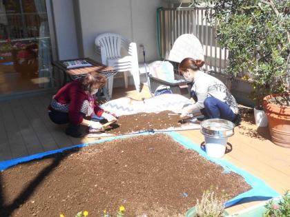 お花の植え替え グレイプス川崎新町 ツクイ サンフォレスト川崎新町 サービス付き高齢者向け住宅 介護のことならツクイ お花の植え替え グレイプス川崎新町 ツクイ サンフォレスト川崎新町 サービス付き高齢者向け住宅 介護のことならツクイ