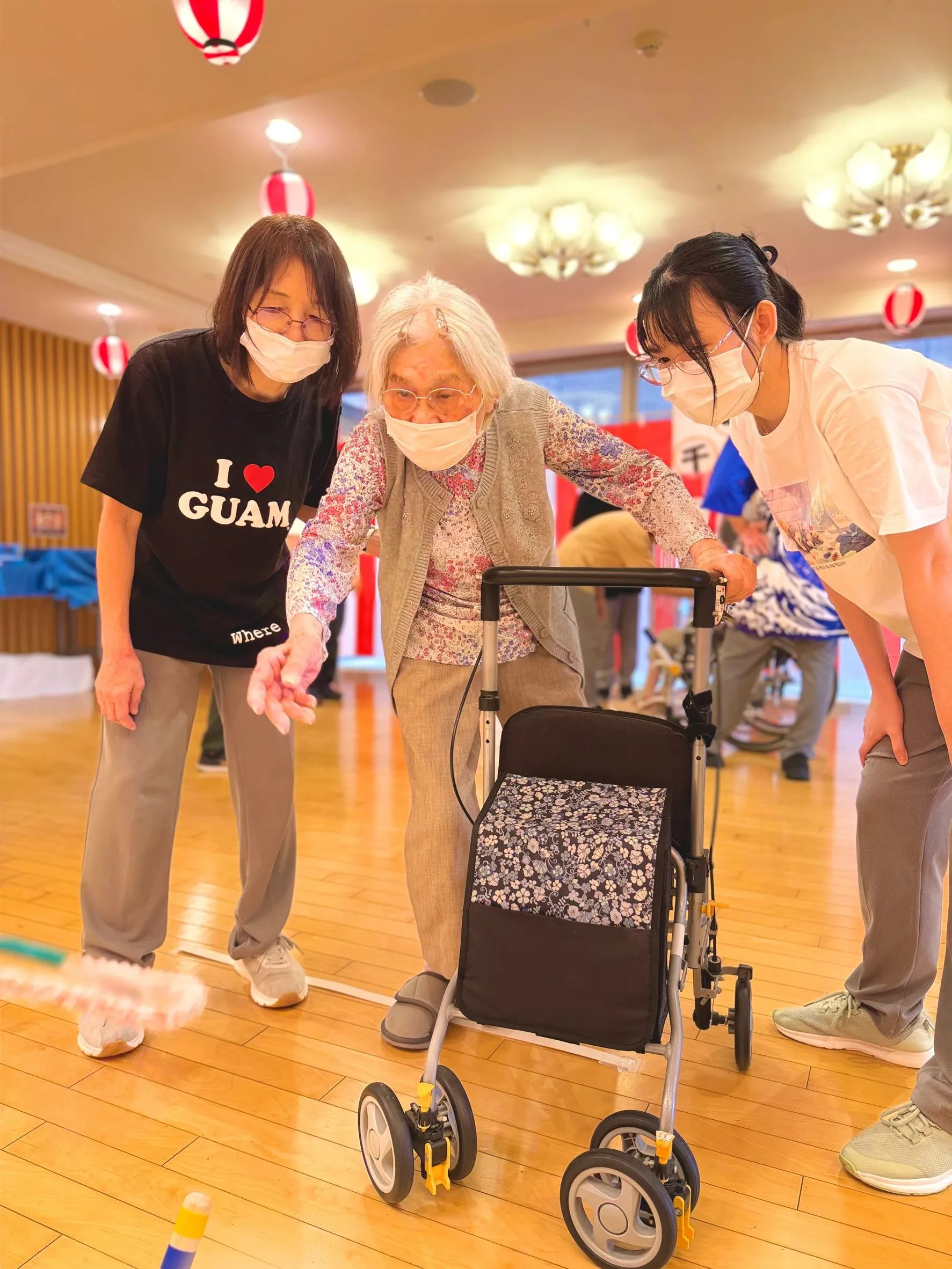 勢いよく輪投げに挑戦するお客様