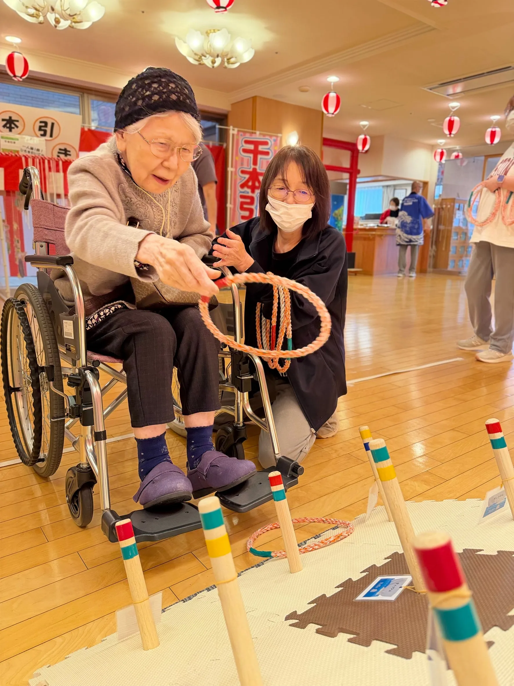 輪投げに全力で挑戦するお客様