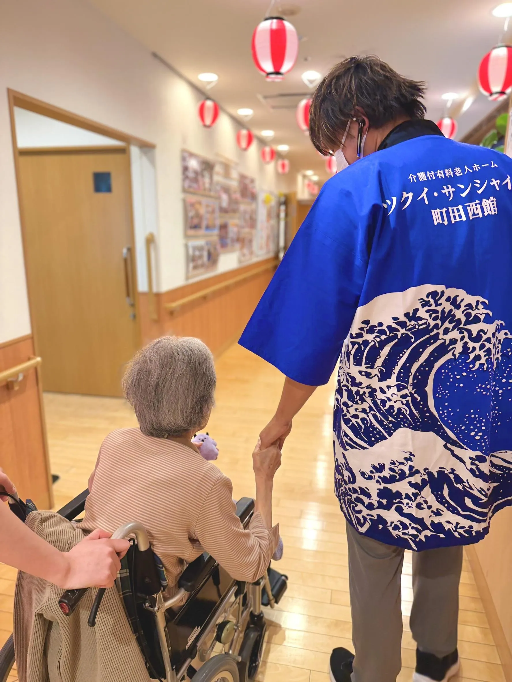 スタッフと一緒にフロアへ戻るお客様