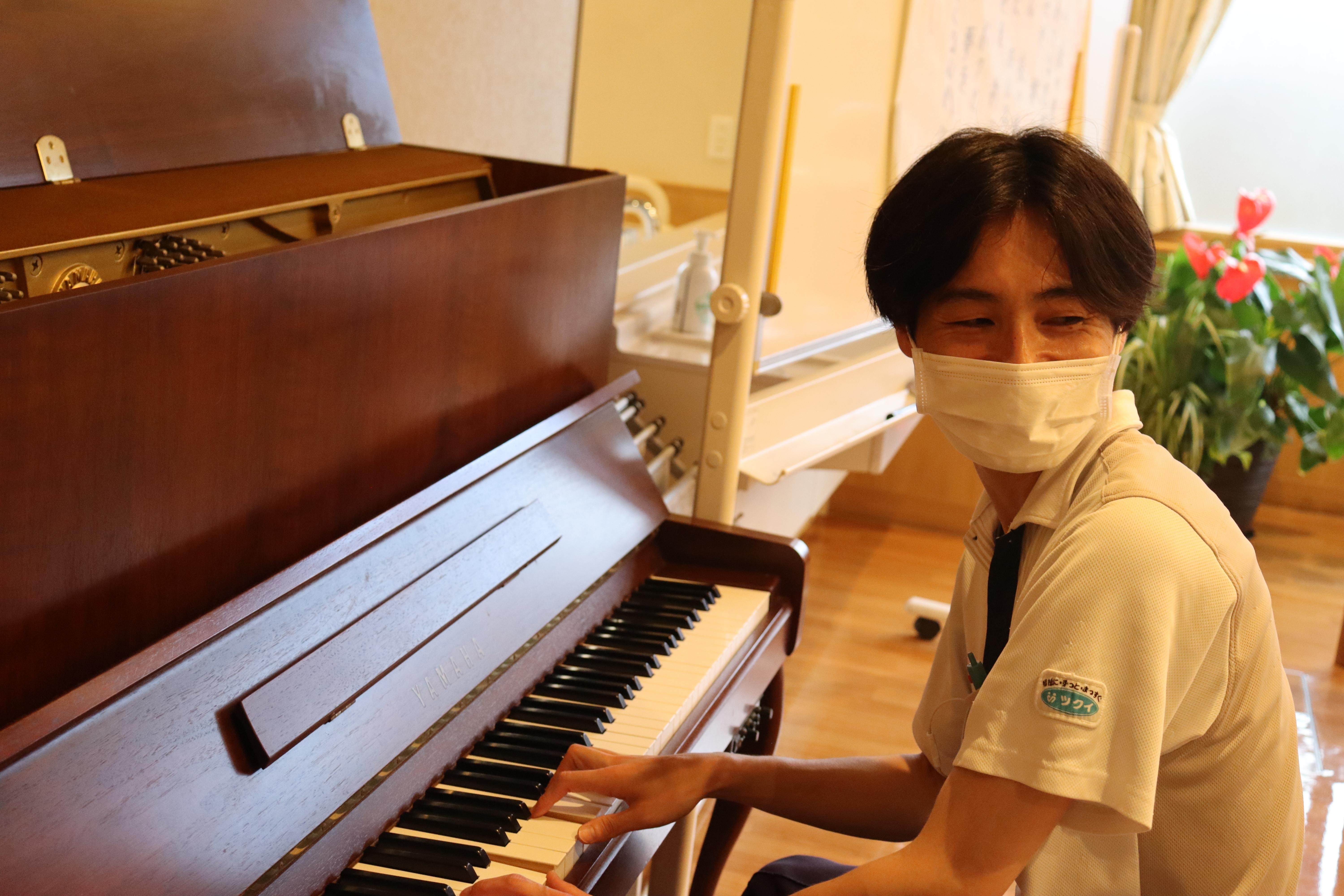 演奏しながら歌をリードします。