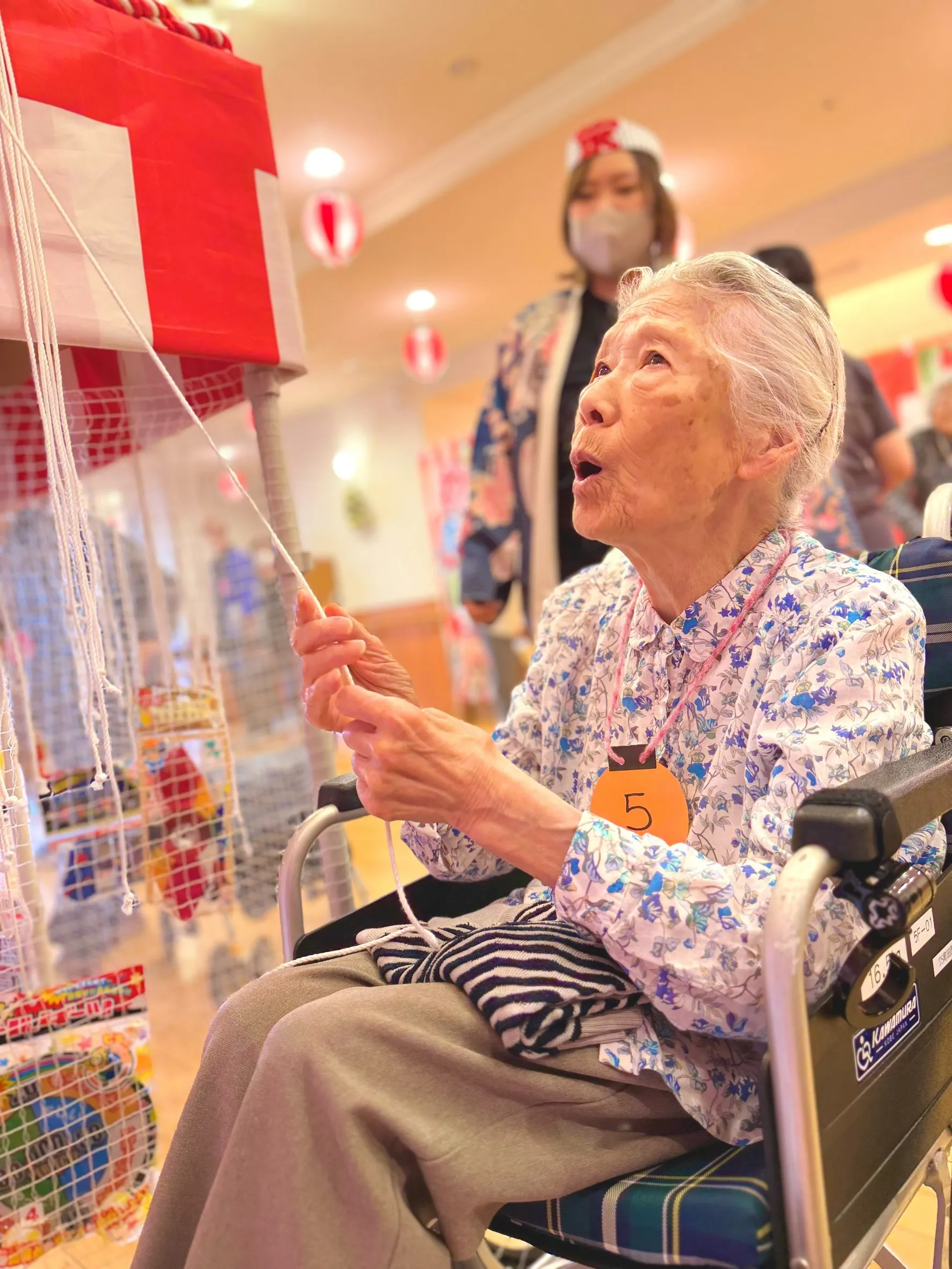 千本引きの紐を選ぶお客様