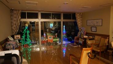室内から楽しめるクリスマスイルミネーション ツクイ サンシャイン相模原 介護付有料老人ホーム 介護のことならツクイ 室内から楽しめるクリスマスイルミネーション ツクイ サンシャイン相模原 介護付有料老人ホーム 介護のことならツクイ