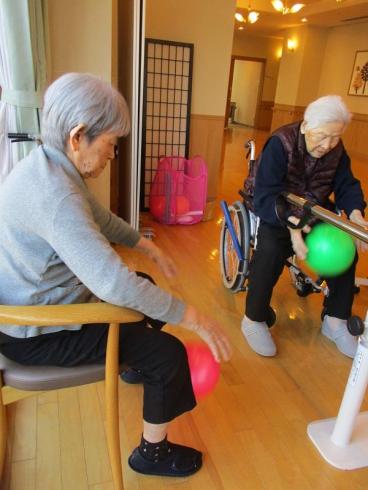機能訓練のご様子 ボール体操 ツクイ サンシャイン仙台 介護付有料老人ホーム 介護のことならツクイ 機能訓練のご様子 ボール体操 ツクイ サンシャイン仙台 介護付有料老人ホーム 介護のことならツクイ