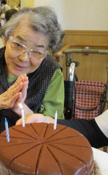 11月のご報告です お誕生日会 ツクイ サンシャイン岡谷 介護付有料老人ホーム 介護のことならツクイ