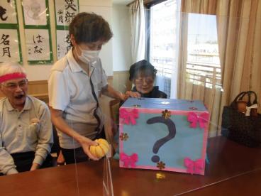 箱の中身は何でしょう ゲーム ツクイ サンシャイン三鷹深大寺 介護付有料老人ホーム 介護のことならツクイ 箱の中身は何でしょう ゲーム ツクイ サンシャイン三鷹深大寺 介護付有料老人ホーム 介護のことならツクイ