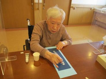 藤の花 の短冊を作りましょう ツクイ サンシャイン仙台 介護付有料老人ホーム 介護のことならツクイ 藤の花 の短冊を作りましょう ツクイ サンシャイン仙台 介護付有料老人ホーム 介護のことならツクイ