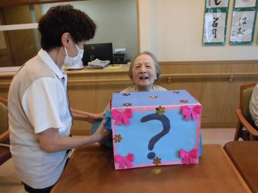 箱の中身は何でしょう ゲーム ツクイ サンシャイン三鷹深大寺 介護付有料老人ホーム 介護のことならツクイ 箱の中身は何でしょう ゲーム ツクイ サンシャイン三鷹深大寺 介護付有料老人ホーム 介護のことならツクイ