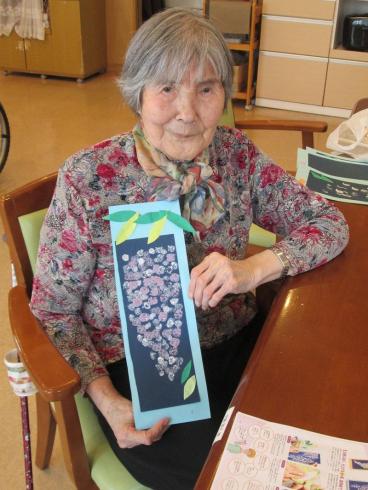 藤の花 の短冊を作りましょう ツクイ サンシャイン仙台 介護付有料老人ホーム 介護のことならツクイ 藤の花 の短冊を作りましょう ツクイ サンシャイン仙台 介護付有料老人ホーム 介護のことならツクイ