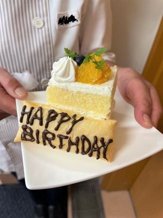 6月のお誕生日ケーキ厨房の様子 ツクイ サンシャイン町田西館 介護付有料老人ホーム 介護のことならツクイ 6月のお誕生日ケーキ厨房の様子 ツクイ サンシャイン町田西館 介護付有料老人ホーム 介護のことならツクイ