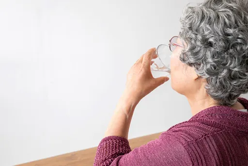 水分補給する高齢者