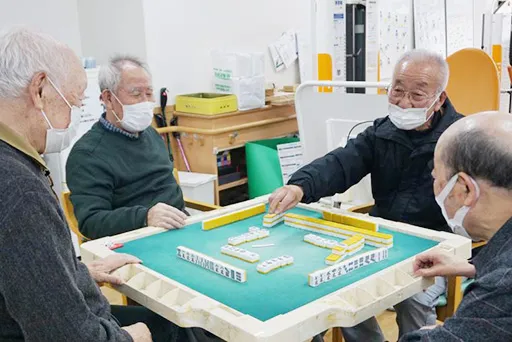 麻雀卓を囲むお客様