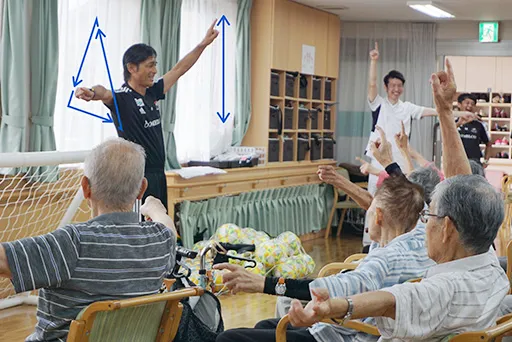 室内で行う認知症予防の様子