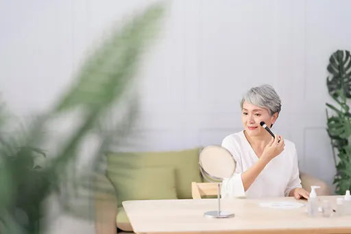 メイクをする高齢者