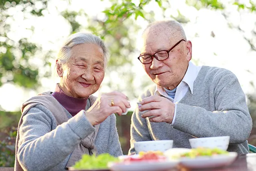 高齢者の食事の様子