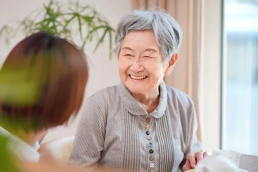 笑えない日は、「つくり笑い」でも